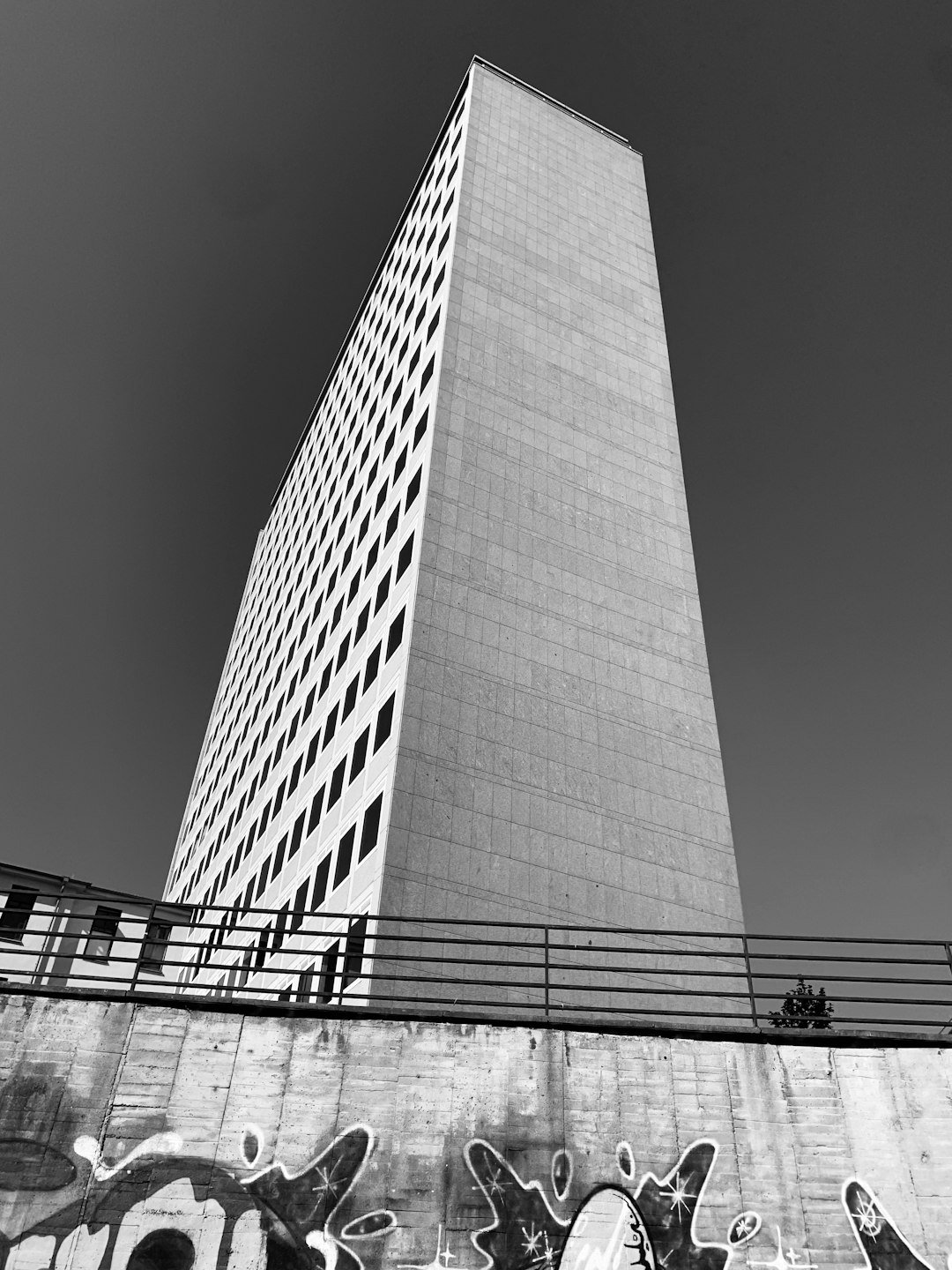 a tall building with graffiti on the side of it
